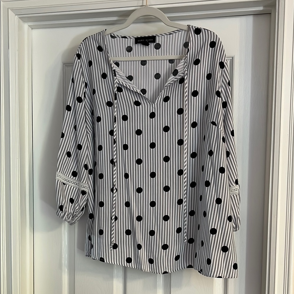 🌺 Comp Black top. 1x. 3/4 sleeves. Tie neck. Grey stripe. Black polka dots.